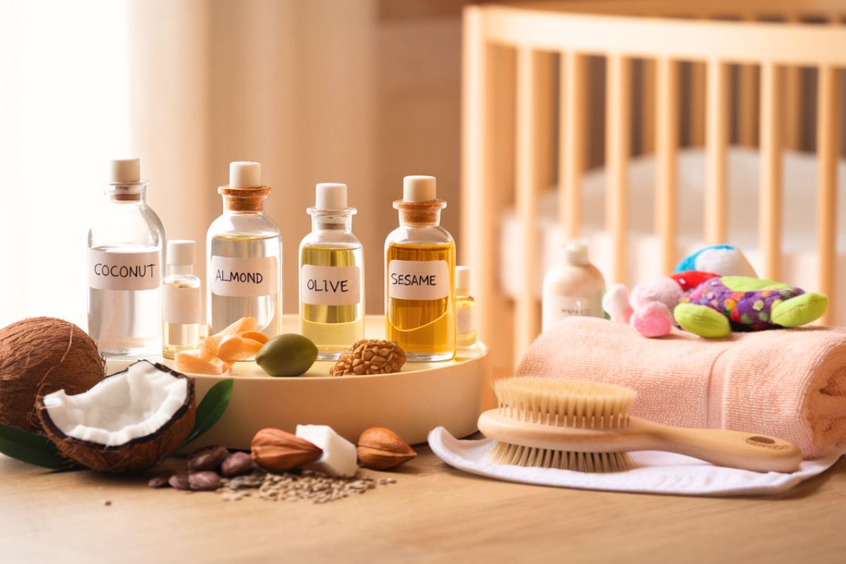 Huiles naturelles de coco, amande et olive sur une table de soins pour bébé