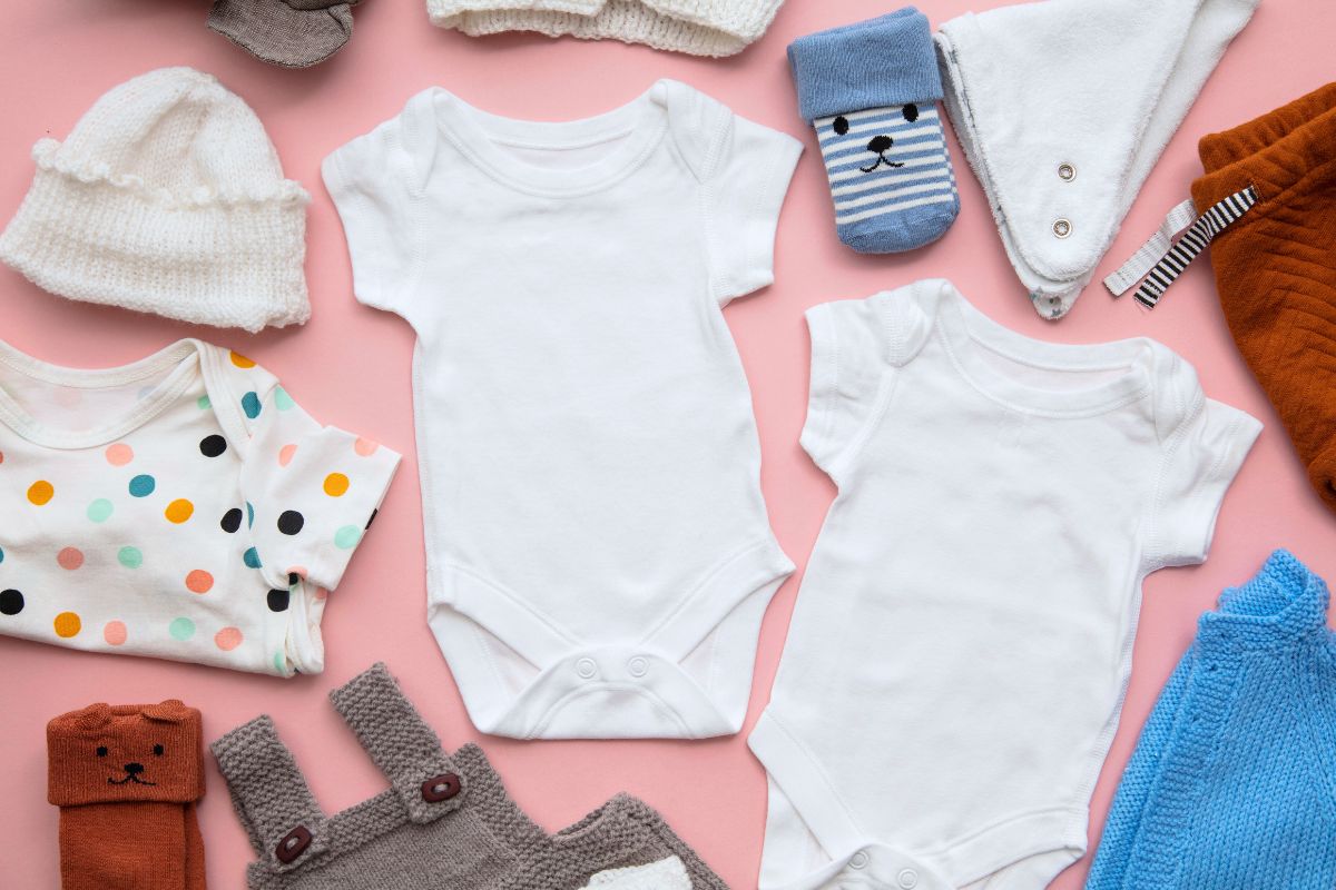 Vêtements de bébé pour le printemps, avec bodies blancs, bonnets en laine et chaussettes chaudes