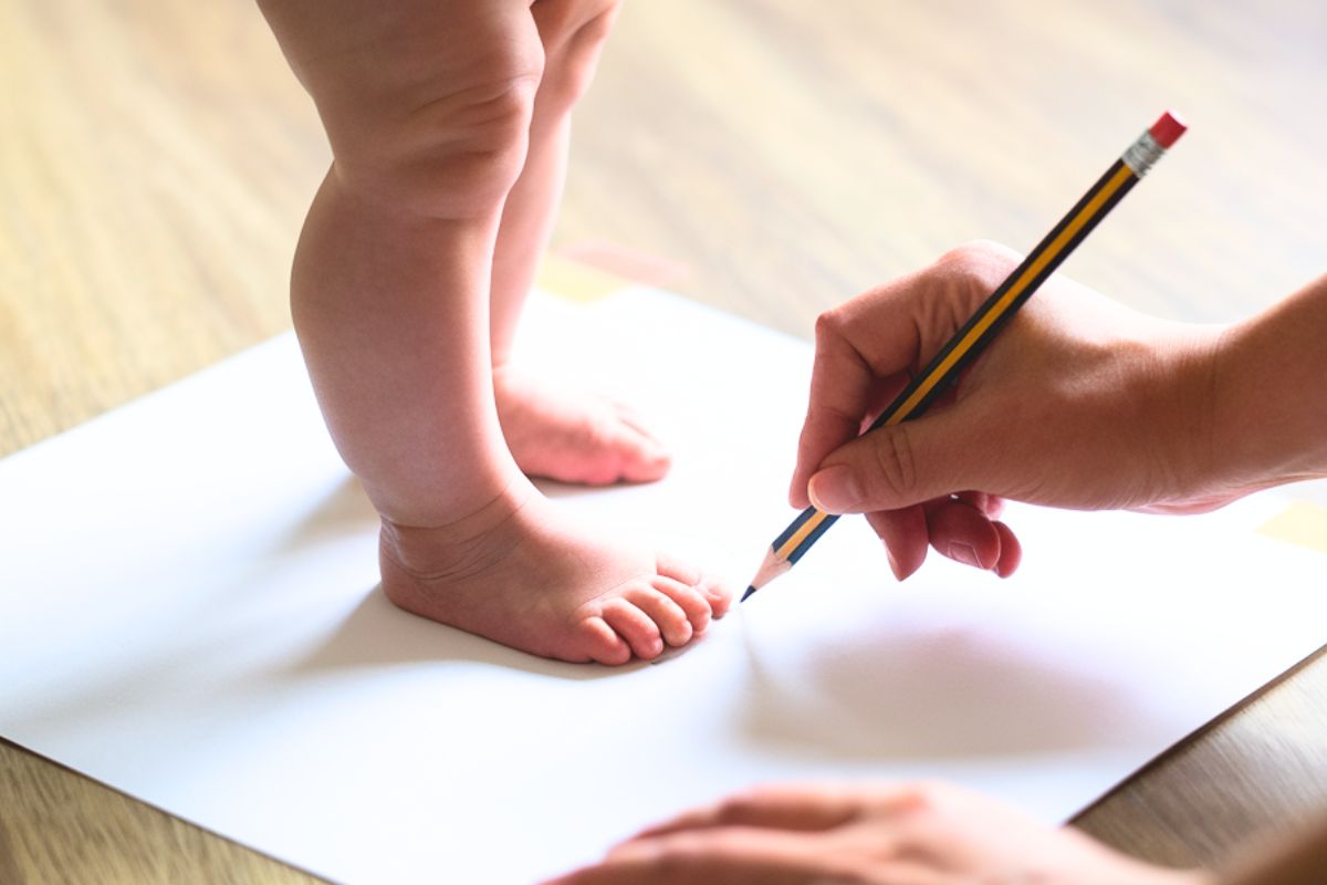 mesure pied bebe feuille