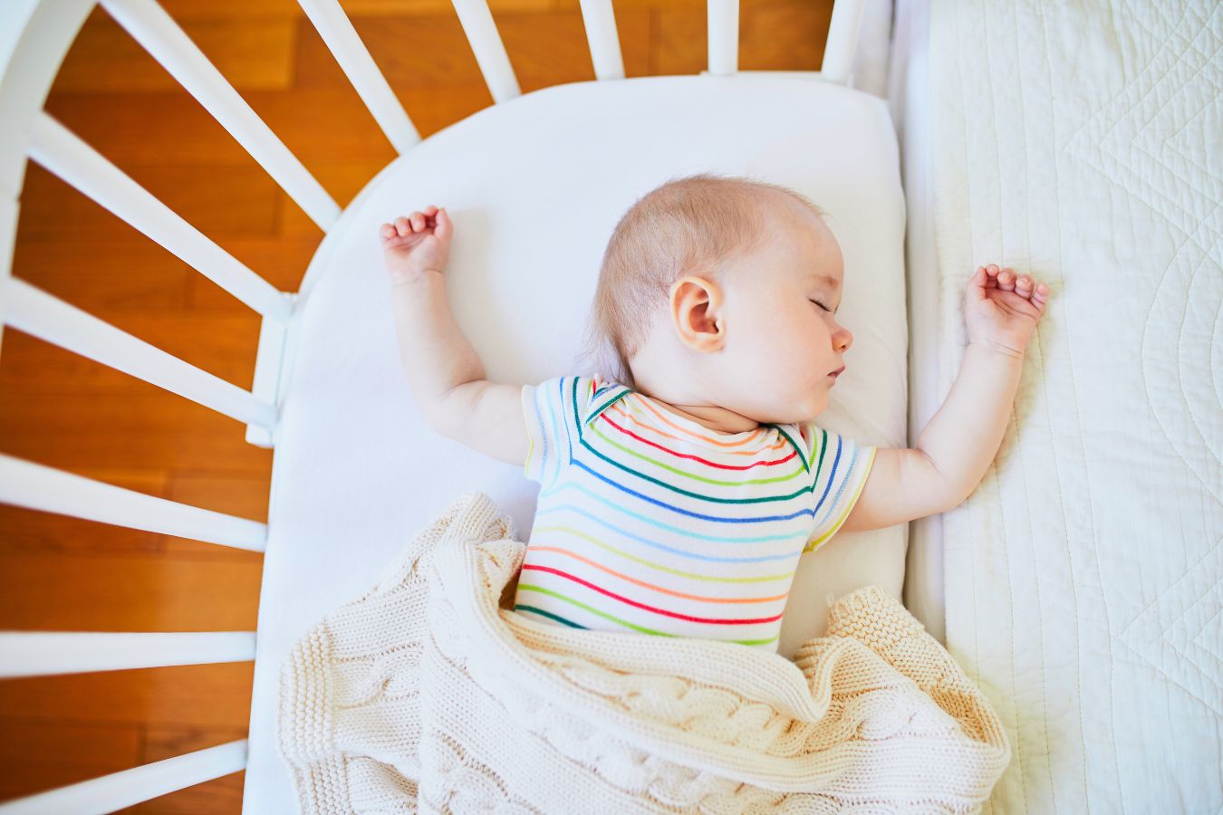 Bébé dormant dans un lit co dodo